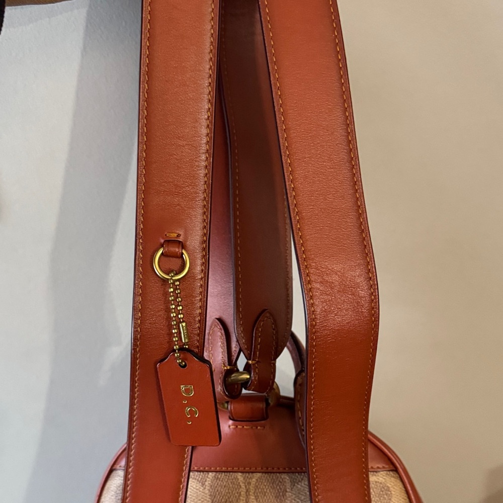 Women must have!☺️❤️Coach Tan and Brown Signature Backpack - Picture 8 of 15